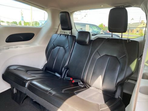 Used 2023 Chrysler Pacifica Touring-L FWD image 16