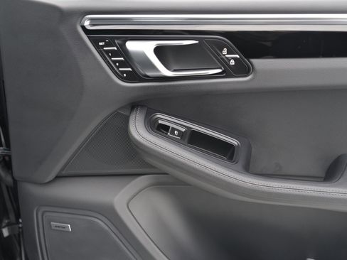 Certified 2025 Porsche Macan image 25