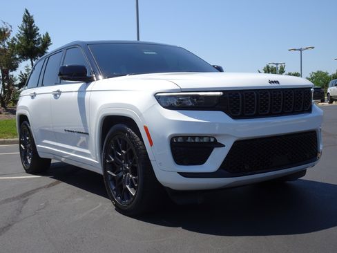 Used 2025 Jeep Grand Cherokee Summit AWD/4WD image 12