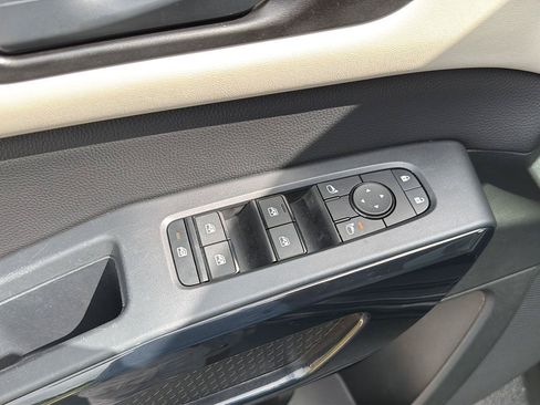 Used 2024 Nissan Pathfinder SV FWD image 32