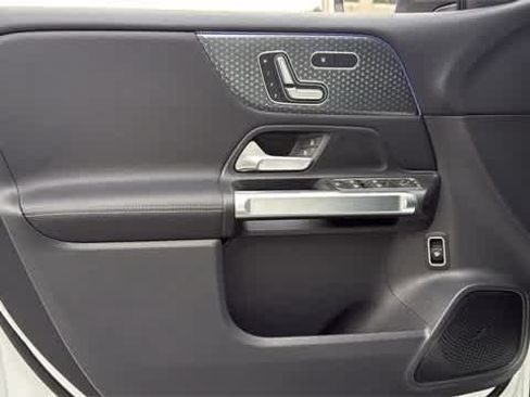 Used 2025 Mercedes-Benz GLB 250 4MATIC image 14