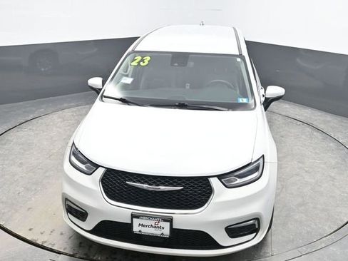 Used 2023 Chrysler Pacifica Touring-L image 28