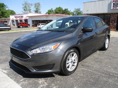 Used 2018 Ford Focus SE FWD image 2