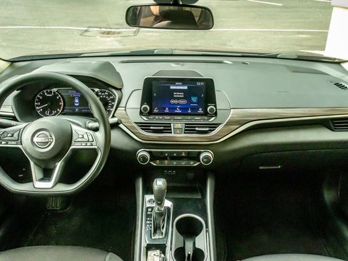 Used 2024 Nissan Altima 2.5 SV FWD image 15