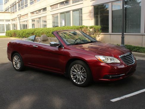Used 2013 Chrysler 200 Limited FWD image 1