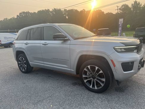 Used 2022 Jeep Grand Cherokee Overland w/ Luxury Tech Group IV AWD/4WD image 3