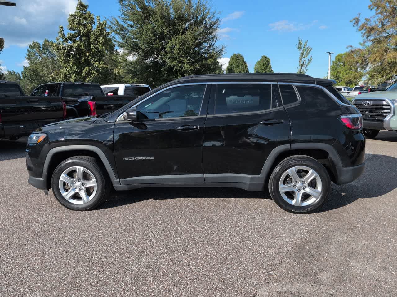 Used 2023 Jeep Compass Latitude w/ Convenience Group AWD/4WD image 3