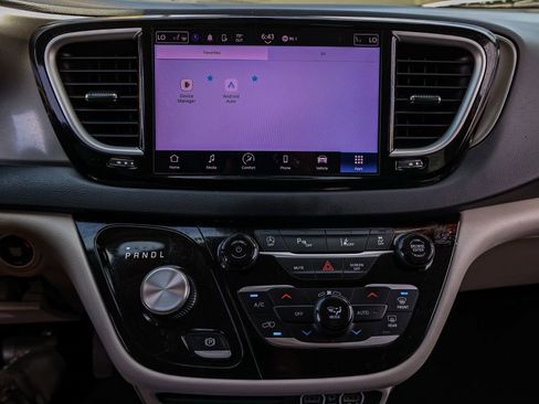 Used 2023 Chrysler Pacifica Touring-L FWD image 28