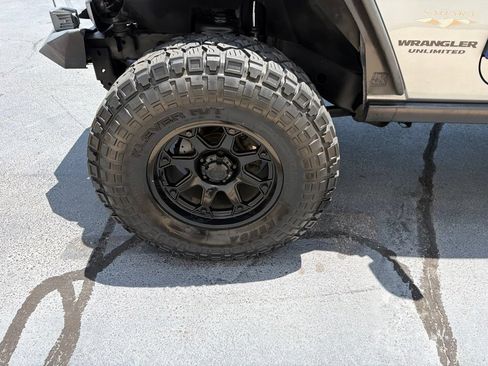 Used 2015 Jeep Wrangler Unlimited Sahara w/ Connectivity Group AWD/4WD image 15