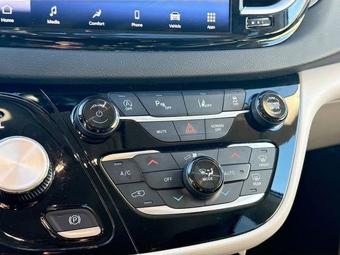 Used 2024 Chrysler Pacifica Touring-L image 17