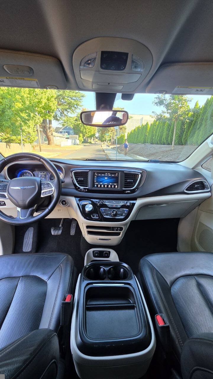 Used 2018 Chrysler Pacifica Touring-L FWD image 12