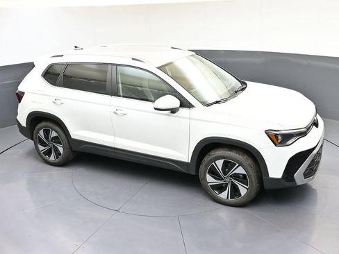 Used 2025 Volkswagen Taos SE image 40