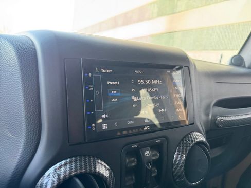 Used 2014 Jeep Wrangler Unlimited Sahara image 24