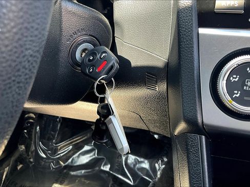 Used 2015 Subaru Crosstrek 2.0i Premium image 11