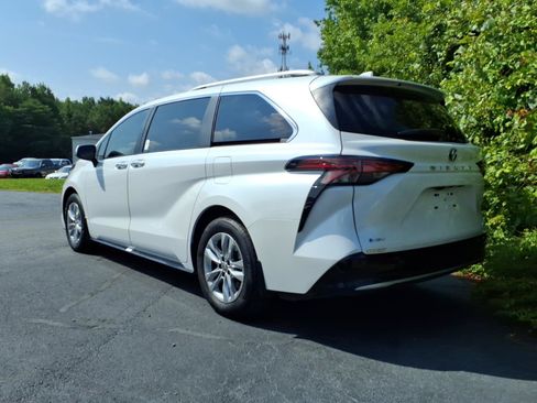 Used 2026 Toyota Sienna Limited FWD image 3
