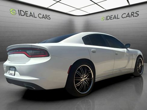 Used 2015 Dodge Charger SE RWD image 5