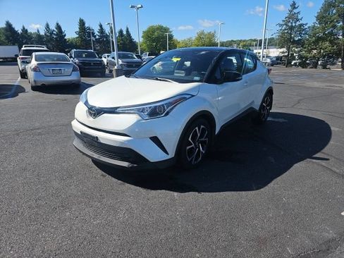 Used 2019 Toyota C-HR XLE FWD image 3