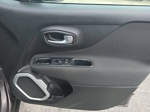 Used 2018 Jeep Renegade Latitude FWD image 14