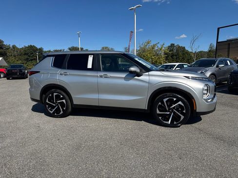 Used 2024 Mitsubishi Outlander SE image 2