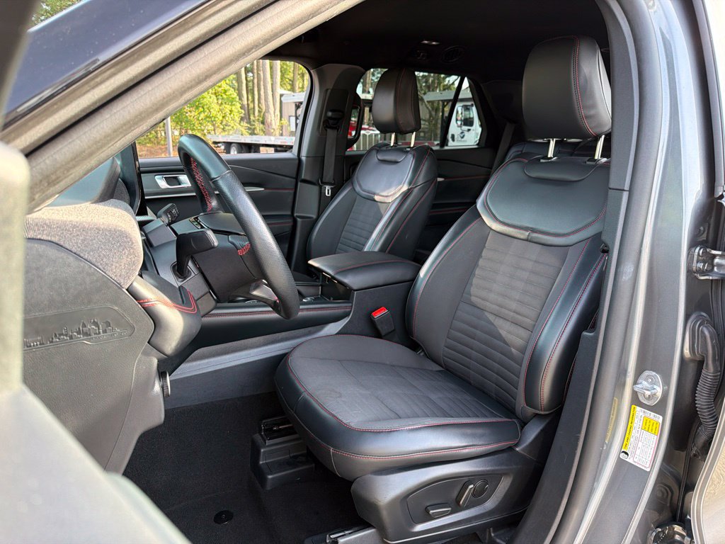 Used 2025 Ford Explorer ST-Line w/ ST-Line Street Pack AWD/4WD image 18
