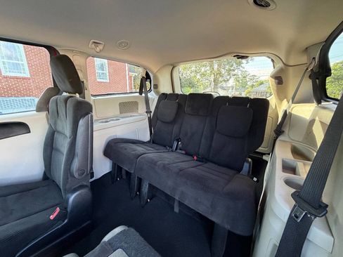 Used 2016 Dodge Grand Caravan SXT w/ UConnect Hands-Free Group FWD image 14
