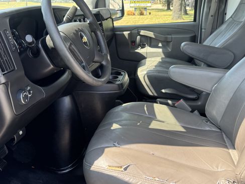 Used 2019 Chevrolet Express 2500 RWD image 8