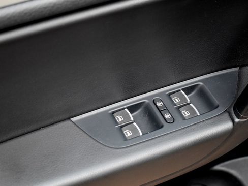 Used 2012 Volkswagen Touareg Sport image 24