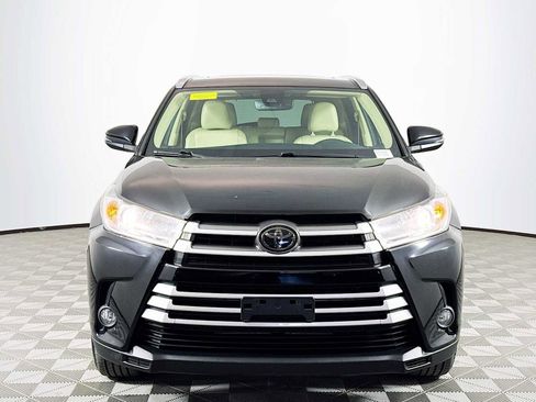 Used 2019 Toyota Highlander XLE image 2