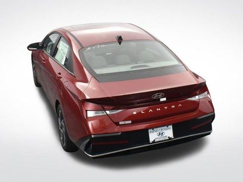 Used 2025 Hyundai Elantra SEL image 25
