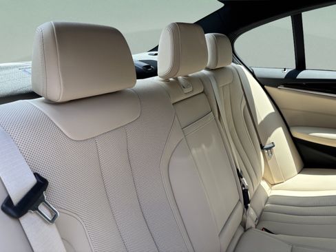 Used 2022 BMW 530i w/ Premium Package RWD image 31
