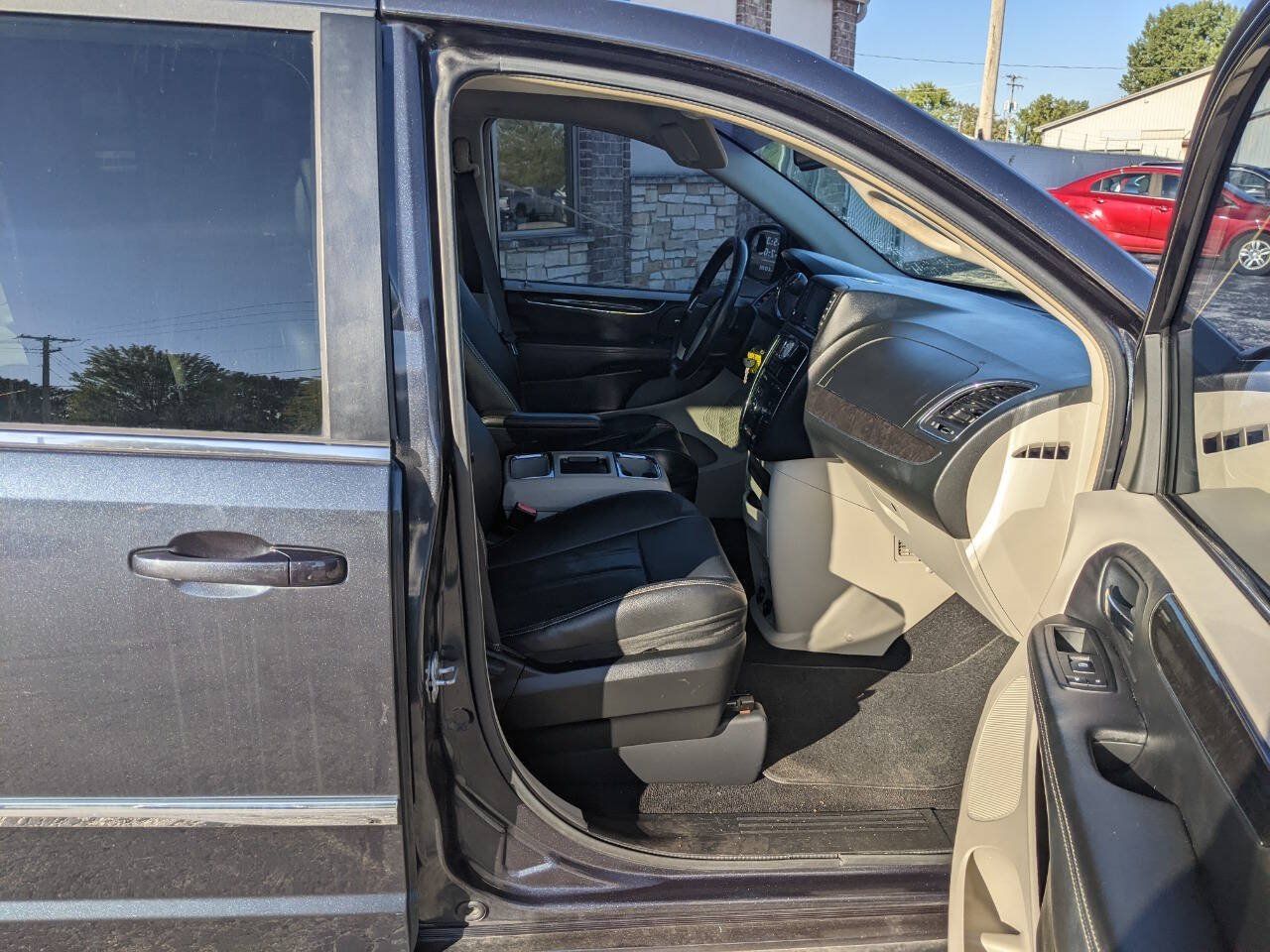 Used 2014 Chrysler Town & Country Touring FWD image 13
