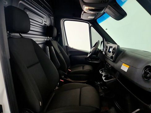 Used 2023 Mercedes-Benz Sprinter 2500 image 23