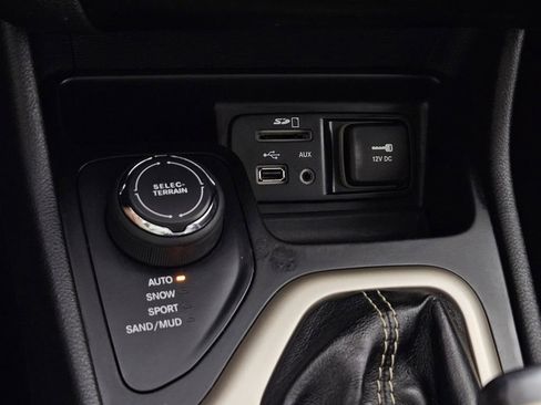 Used 2016 Jeep Cherokee Limited image 18