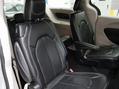 Used 2022 Chrysler Pacifica Touring-L image 23