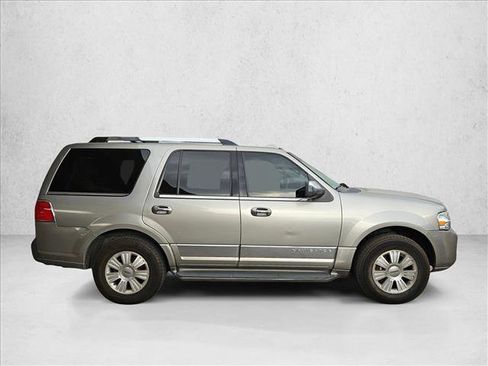 Used 2008 Lincoln Navigator 4WD image 2