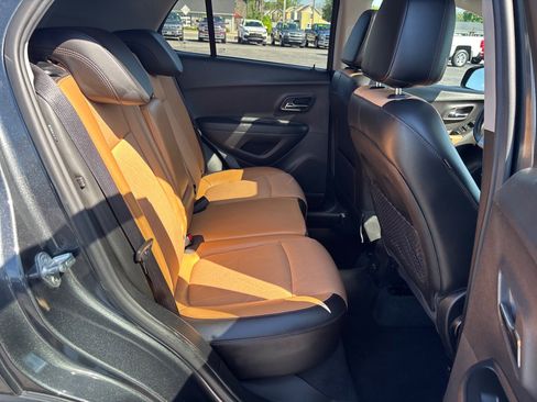 Used 2019 Chevrolet Trax LT w/ Sun & Sound Package AWD/4WD image 17