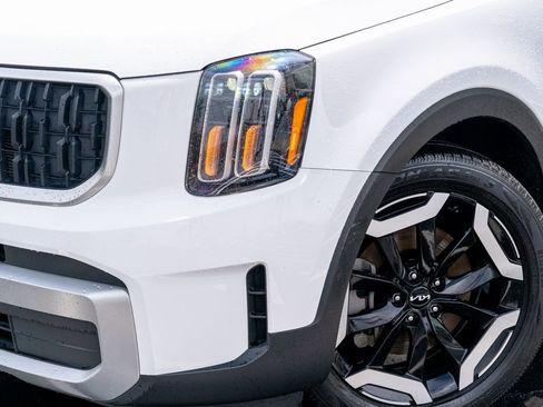 Used 2024 Kia Telluride EX w/ EX Captain's Chair Package FWD image 3