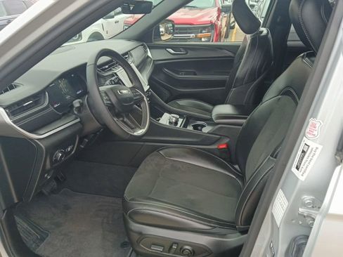 Used 2025 Jeep Grand Cherokee Altitude AWD/4WD image 4