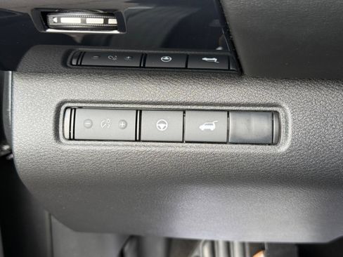 Used 2025 Nissan Pathfinder SV FWD image 39