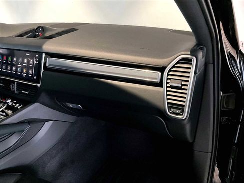 Used 2023 Porsche Cayenne Platinum Edition image 23