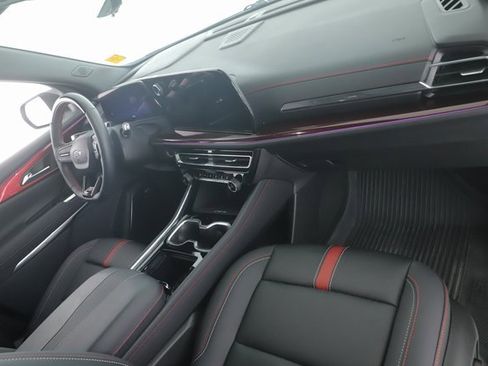 Used 2025 Chevrolet Traverse RS image 34