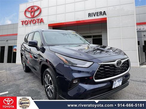 Used 2023 Toyota Highlander XLE image 2