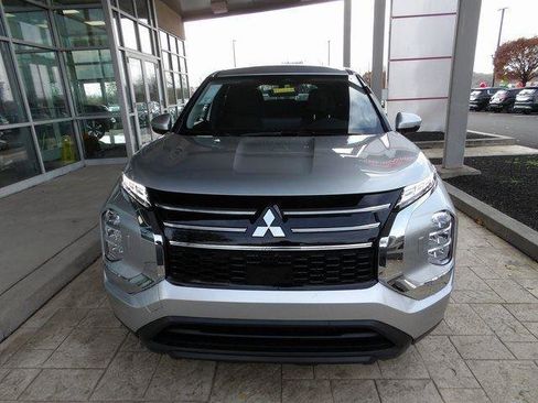 New 2025 Mitsubishi Outlander ES image 2