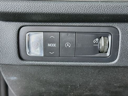 Used 2025 Chevrolet Traverse LT FWD image 17