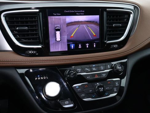 Used 2018 Chrysler Pacifica Limited image 28