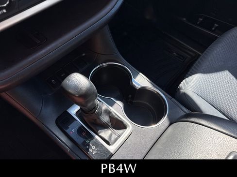 Used 2015 Toyota Highlander LE image 19