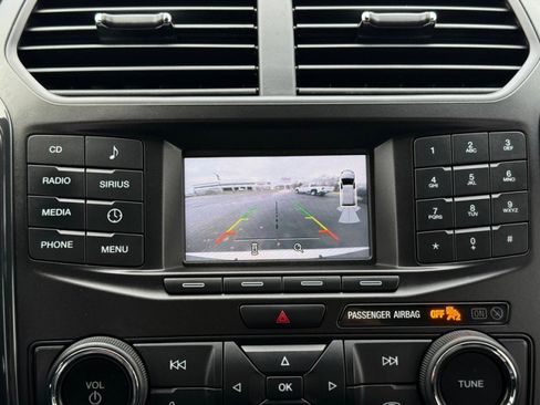 Used 2017 Ford Explorer XLT image 27