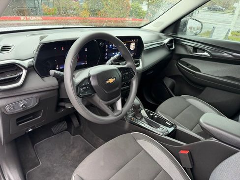 Used 2025 Chevrolet TrailBlazer LS w/ LS Convenience Package AWD/4WD image 15