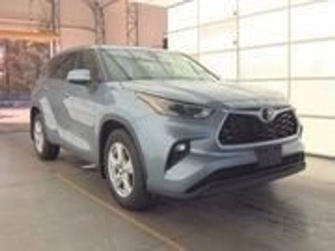 Used 2022 Toyota Highlander LE image 1