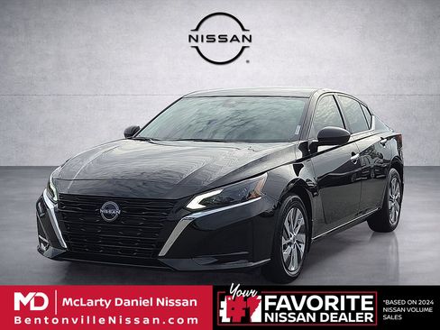 Used 2025 Nissan Altima 2.5 S FWD image 2